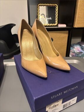 Stuart Weitzman Patent Pointed-Toe Pumps in Nude